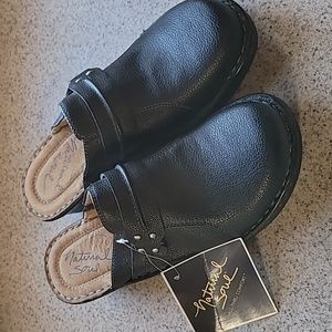 Natural Soul Women's Clog style casual shoe. Size 9.5
